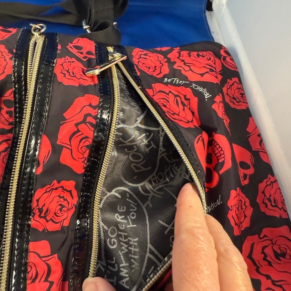 Betsey Johnson Skull and Roses Rockabilly Pin Up Punk Goth Crossbody Bag - Picture 5 of 8